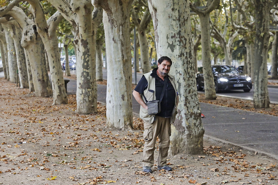 Joan Compta, aquest dimecres a la tarda al parc Balmes de Vic, amb plataners de fons