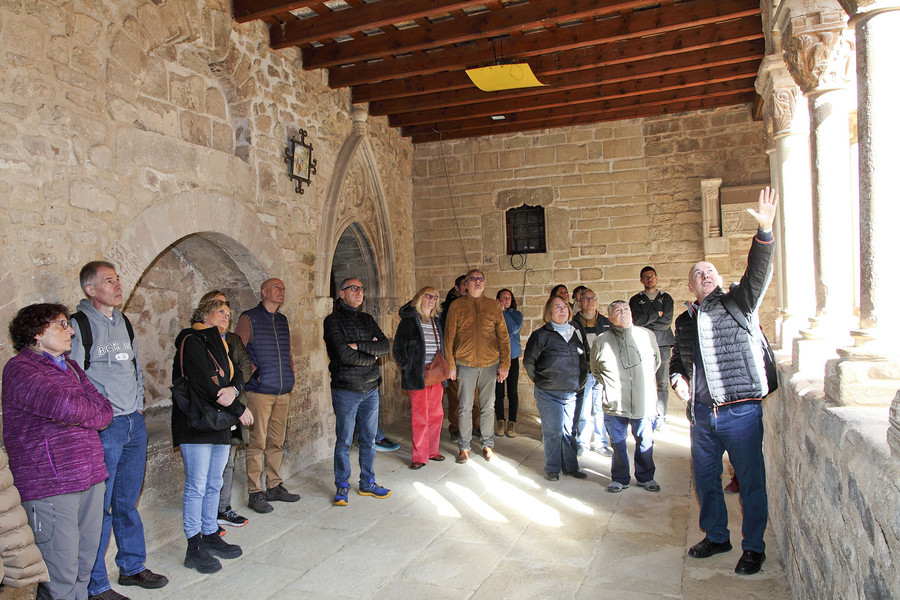 Un moment de la visita guiada pel claustre del monestir a càrrec de l'historiador de l'art Jordi Camps