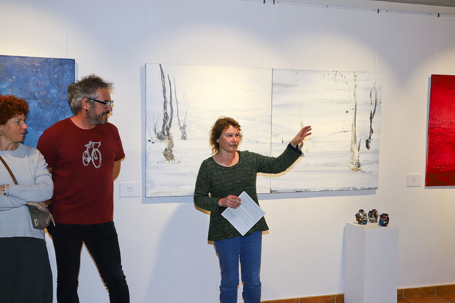 Marina Berdalet, fent una visita guiada a l'exposició d'El Março Vell