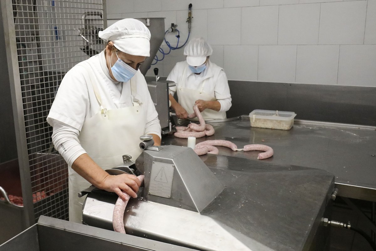 Treballadors en un obrador de carn