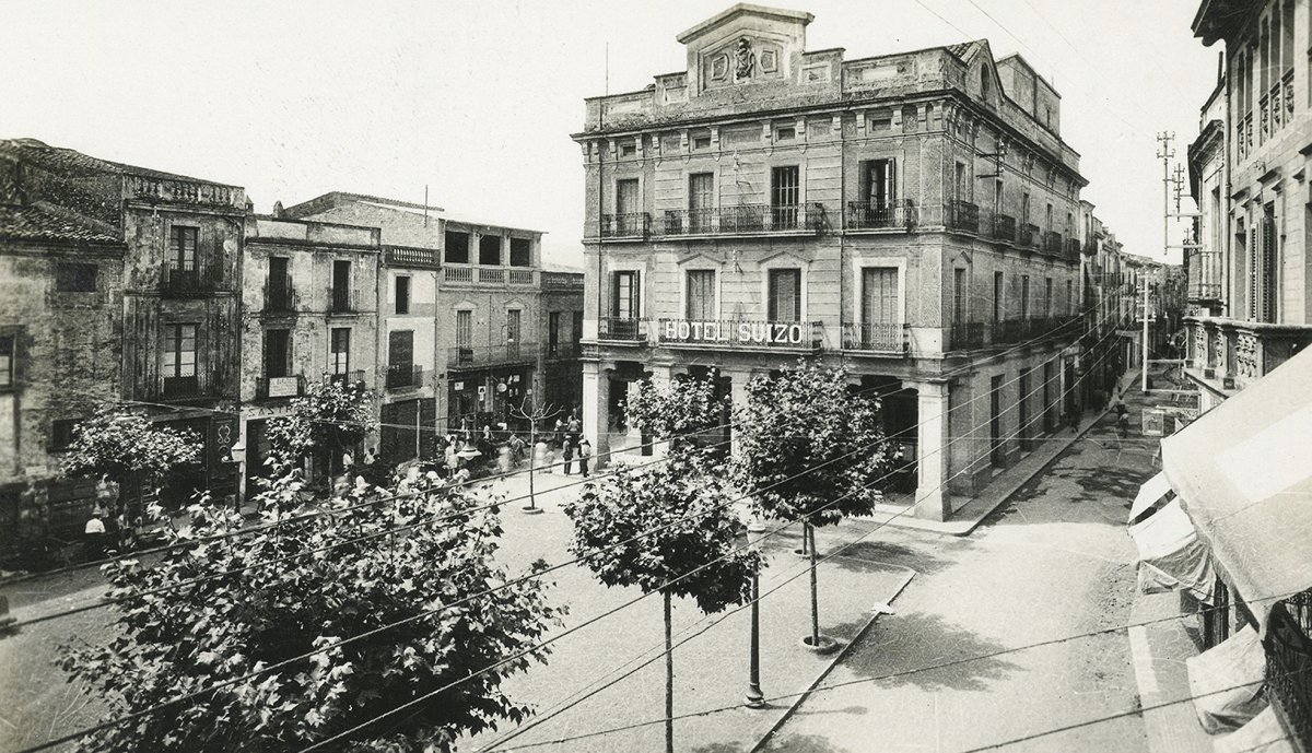 Una postal de la plaça de la Vila de Sant Celoni, amb la façana de l’Hotel Suís de fons, cap al 1935