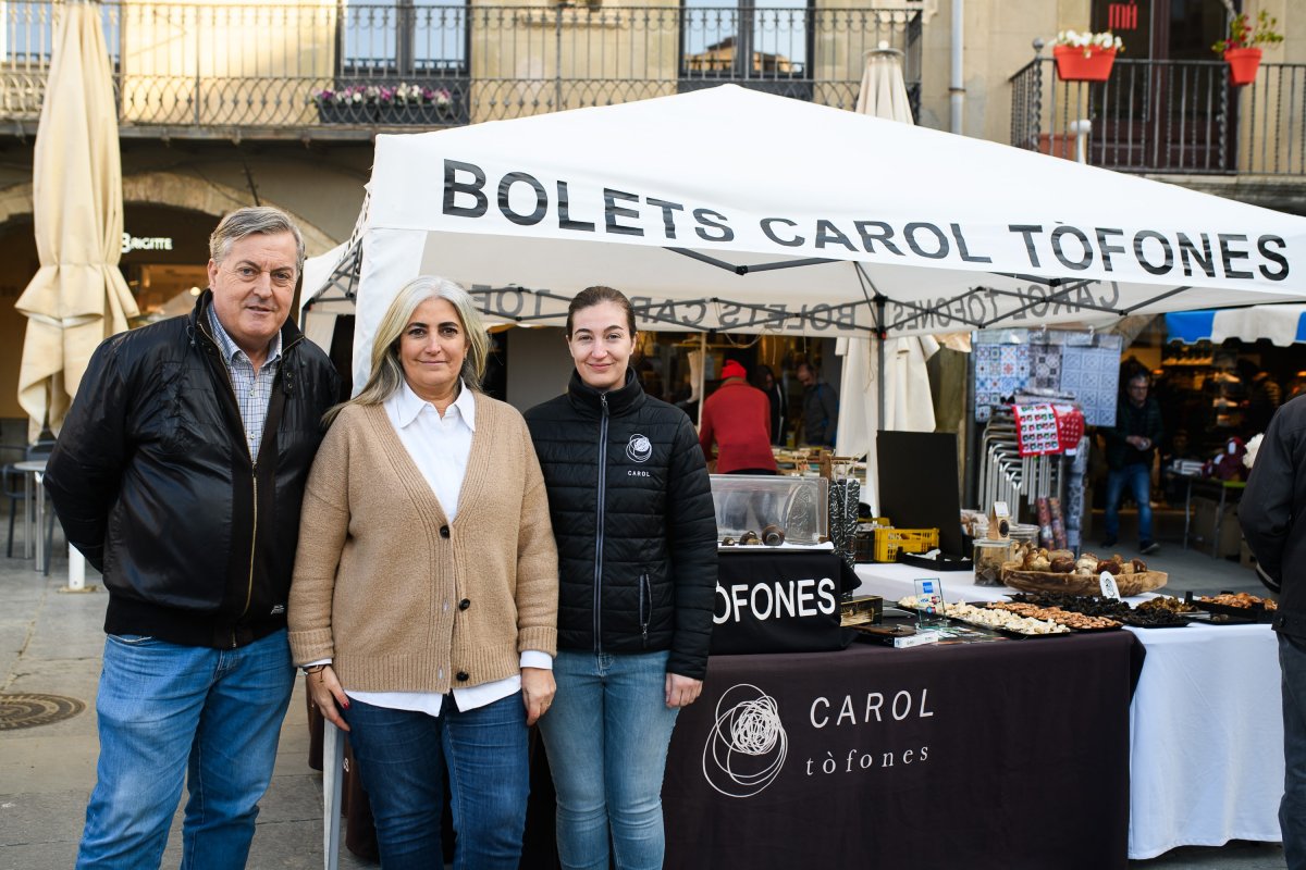 Josep M. Carol i Maria Hernández amb la seva filla, Núria Carol, que també s’ha incorporat a l’empresa, dissabte passat a la parada del mercat de la plaça de Vic