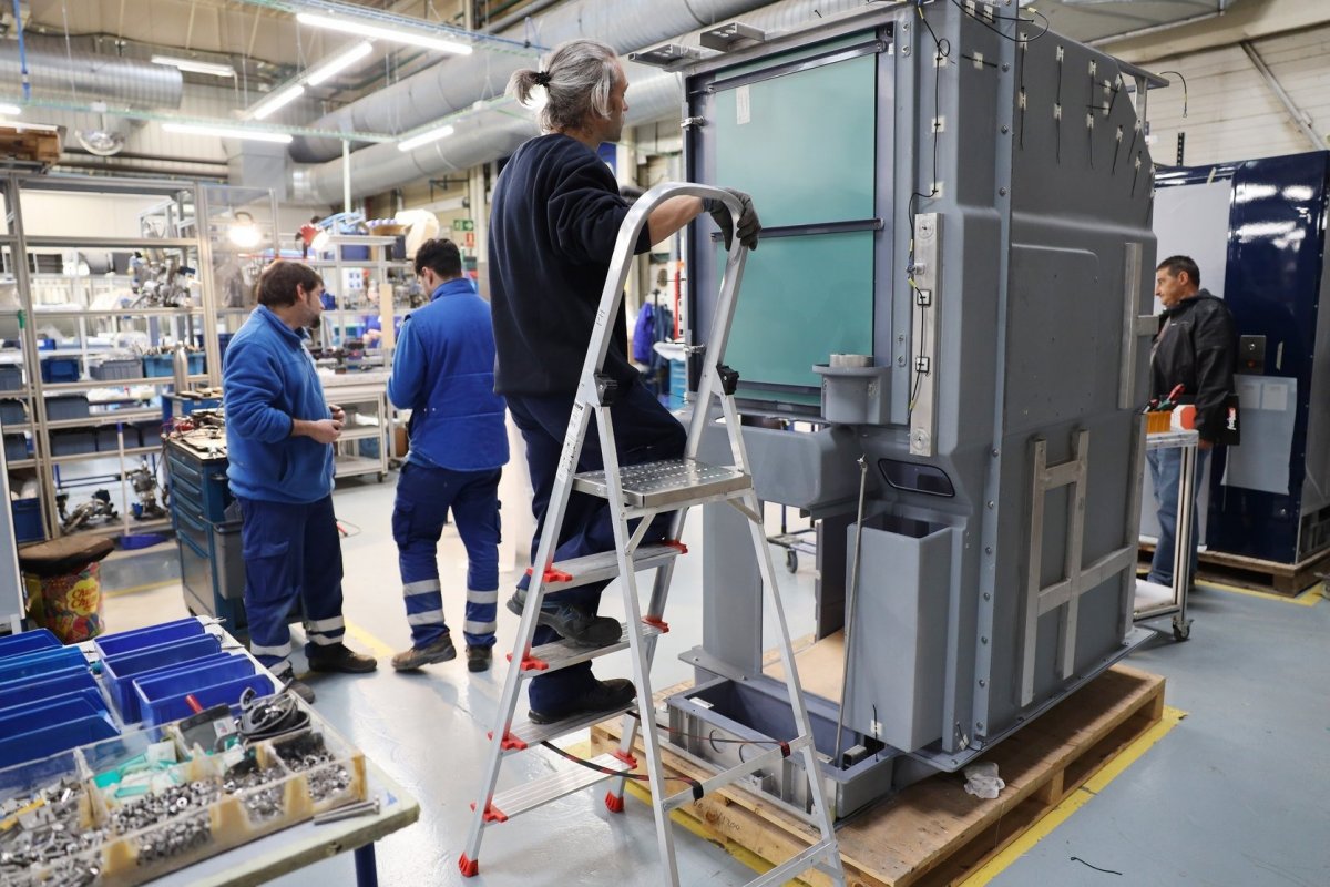 Un grup d’operaris treballa en una de les línies de producció de Barat Alte a Lliçà d’Amunt