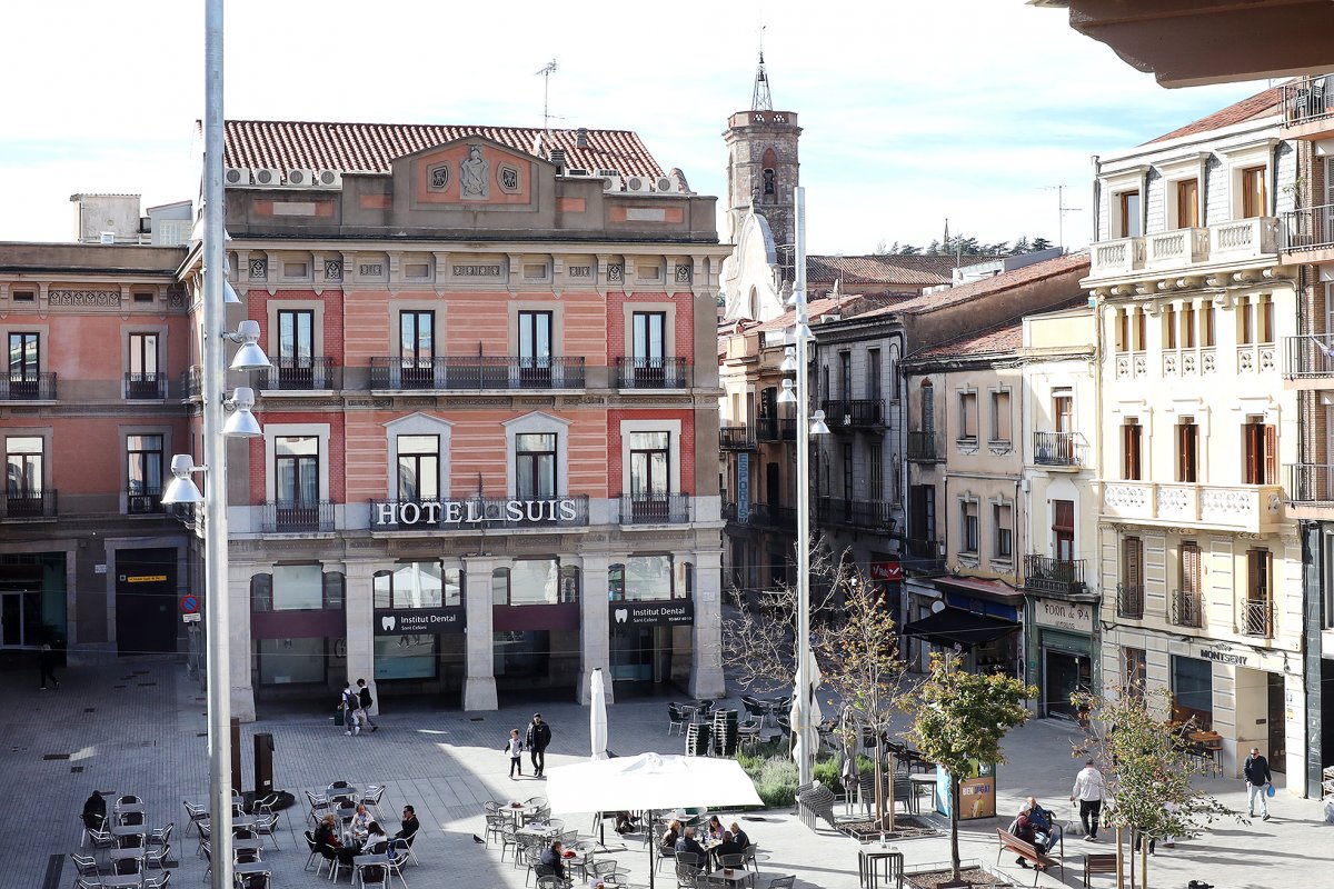 La façana de l'Hotel Suís a la plaça de la Vila de Sant Celoni des de l'edifici de l'ajuntament