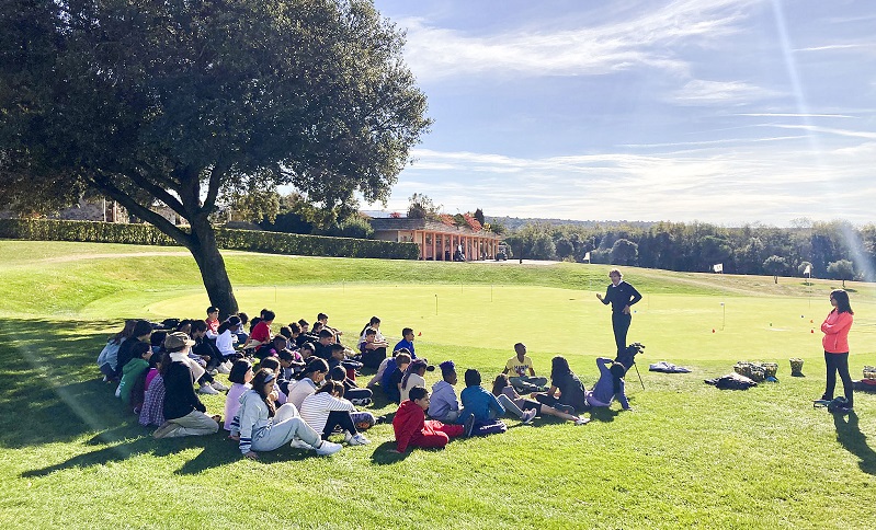 Els alumnes de l’escola Pompeu Fabra de Manlleu escoltant les indicacions del monitor