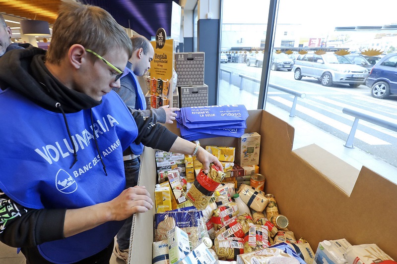 Voluntaris col·locant productes donats per al Gran Recapte d’Aliments al supermercat Esclat de Vic