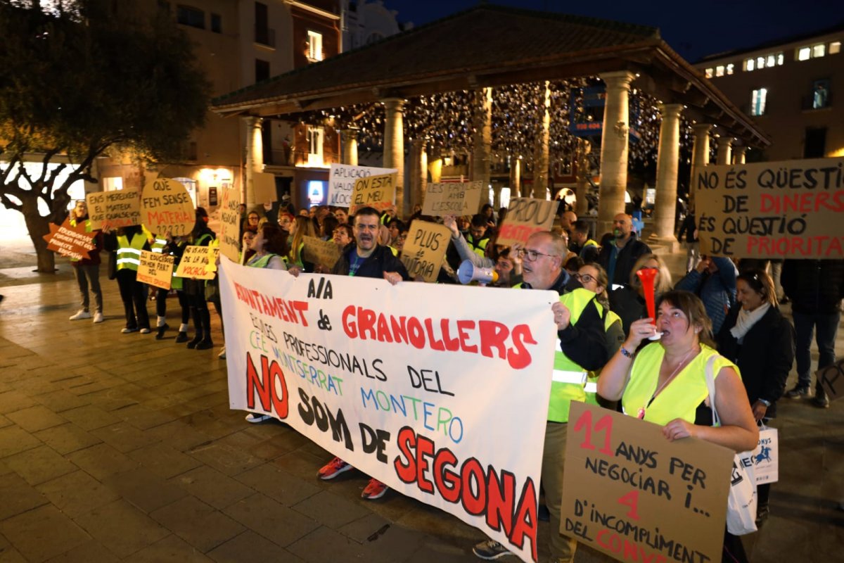Els treballadors s'han manifestat a la plaça de la Porxada aquest dimarts a la tarda