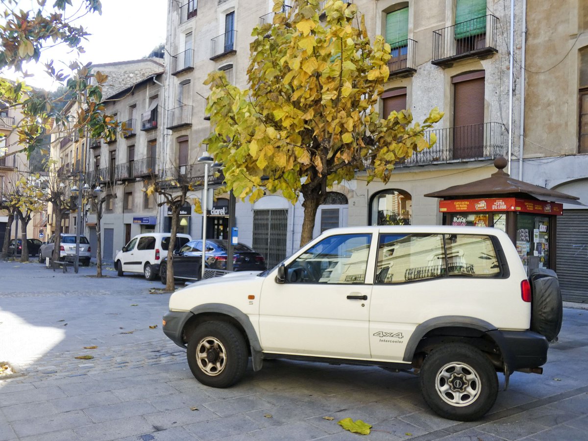 Vehicles aparcats dimecres al migdia a la plaça de la Llibertat de Ripoll