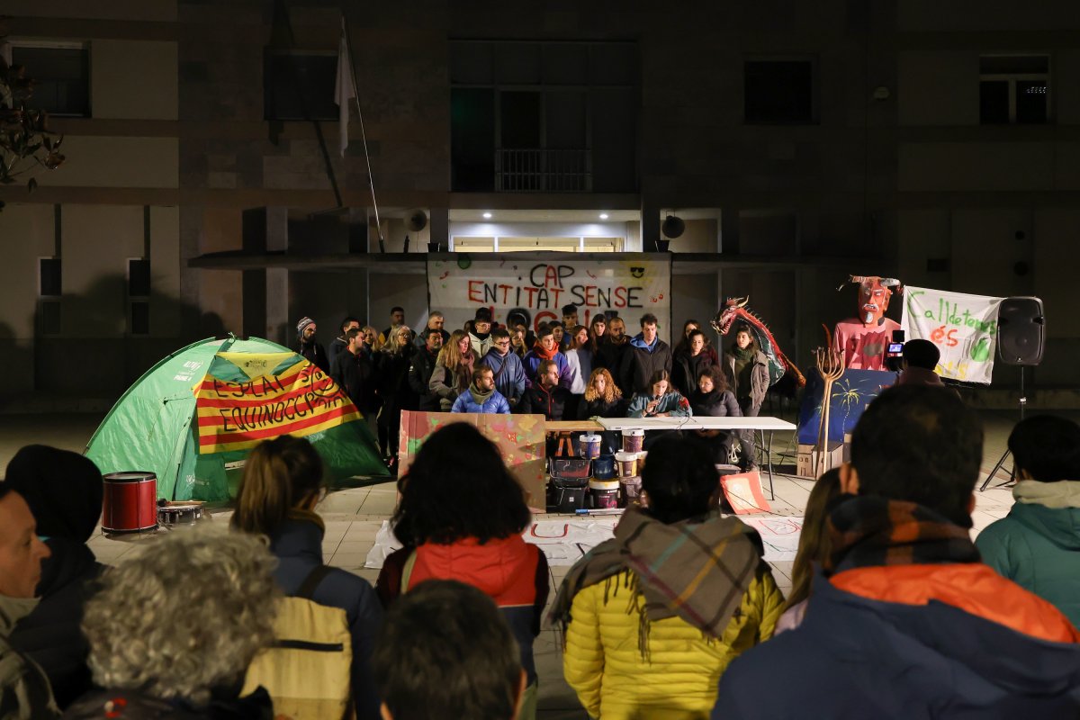 Representants de la JAC, La Pera, la comissió de festes, l'escamot dels Diables i l'Esplai Equinocci, dilluns al vespre en la protesta davant l'ajuntament
