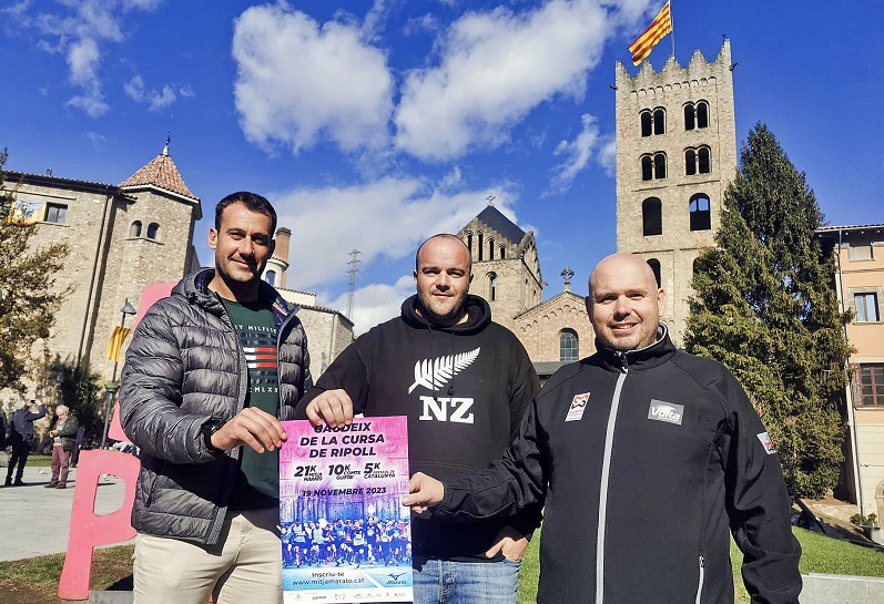Jordi Garriga, Albert Santandreu i Joaquim Merino, amb el cartell de la cursa