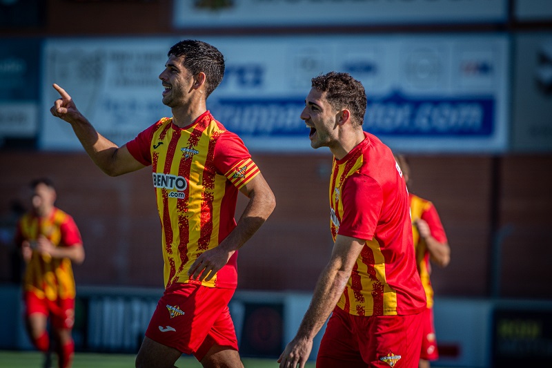 Nil Salarich i Dídac Serra celebren el segon gol del partit aconseguit pel capità groc-i-vermell