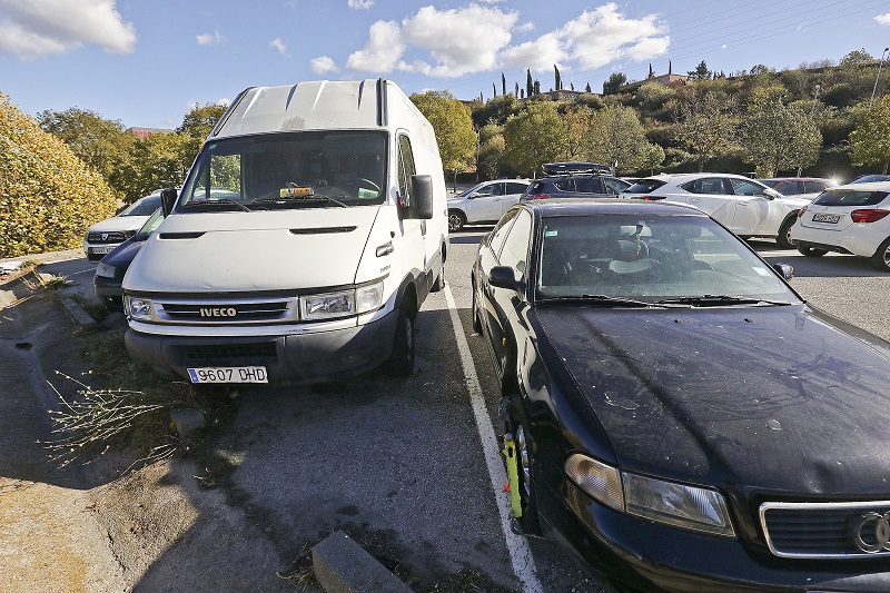 Vehicles abandonats a l’aparcament del tanatori de Vic