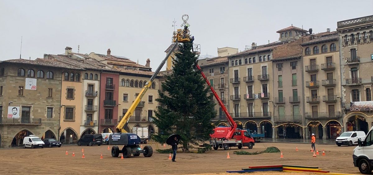 La instal·lació de l'arbre a la plaça Major de Vic, aquest matí