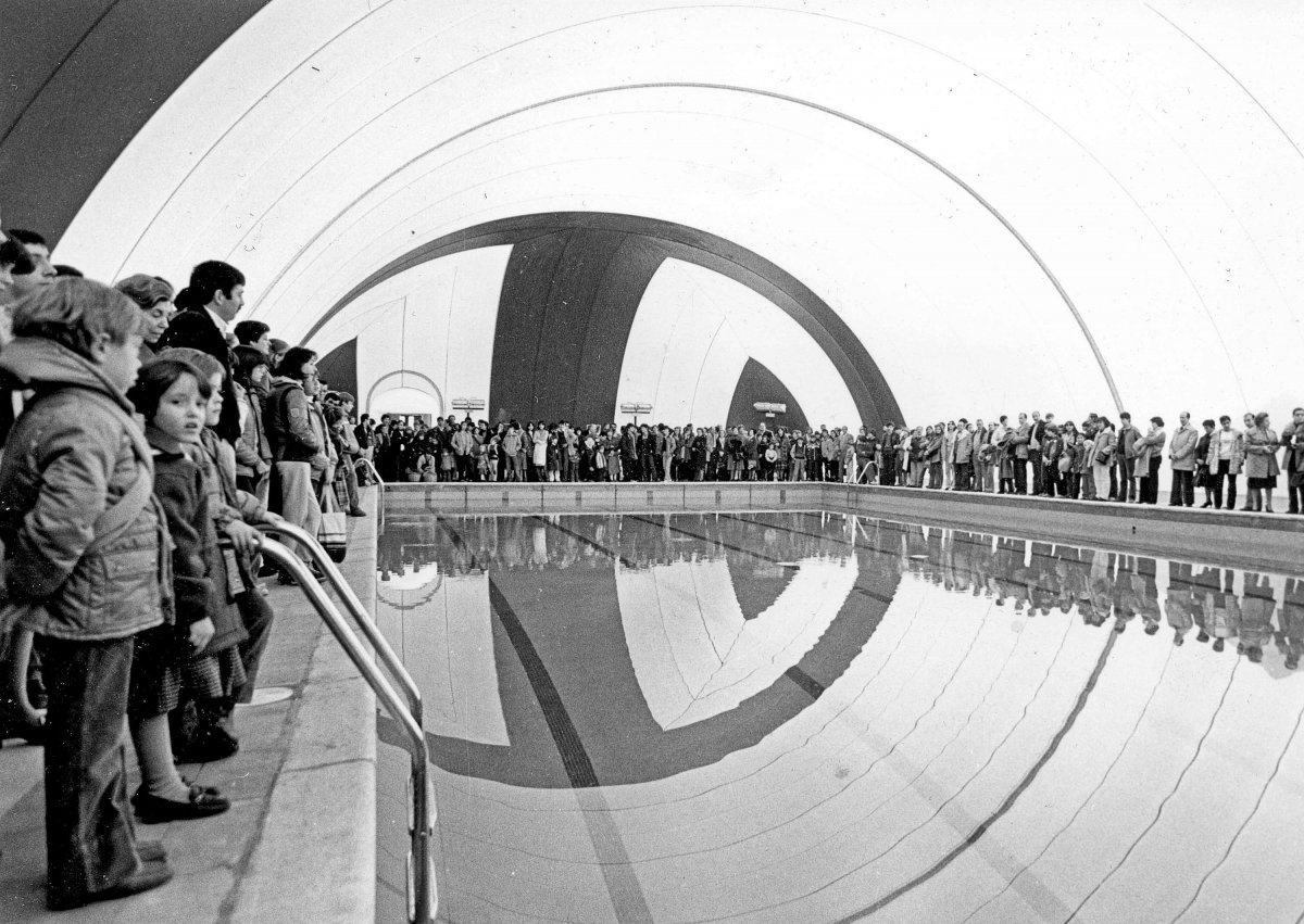 Públic expectant en un moment de la inauguració de la piscina coberta de Torelló, el 30 de novembre de 1980