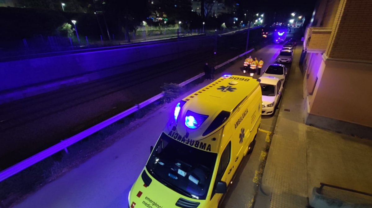 El tren aturat a la zona del pont del carrer Vinyamata