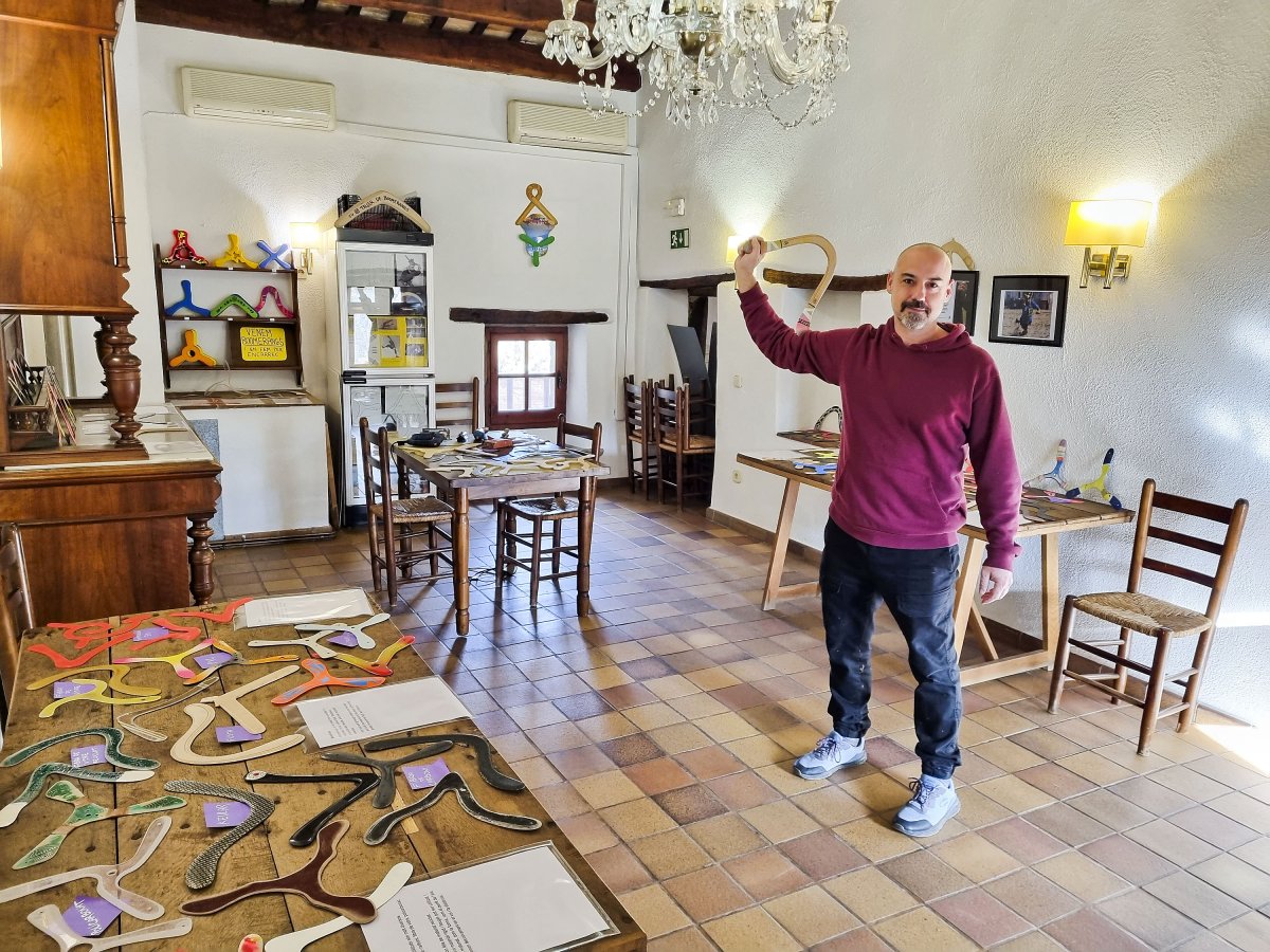 Francesc Vilajosana, al primer pis del restaurant on hi exposa els bumerangs