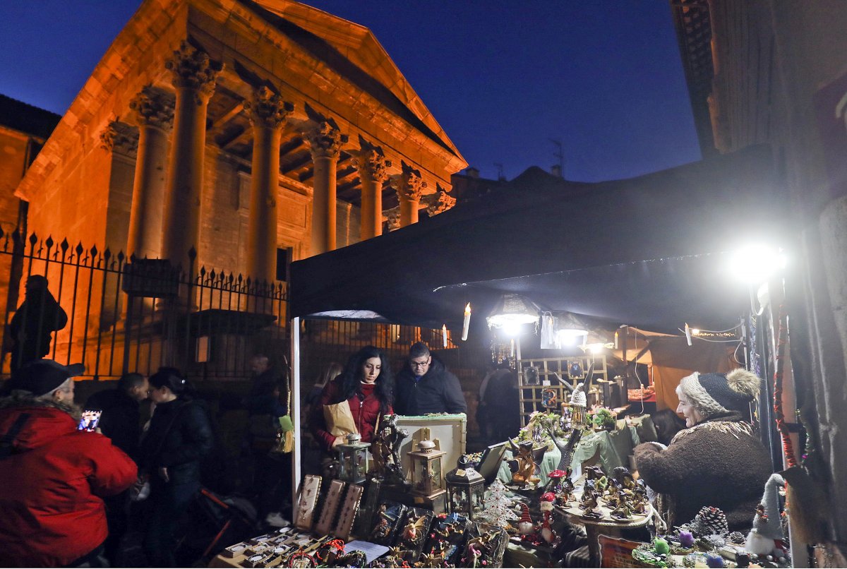 Una parada del mercat medieval davant el temple Romà