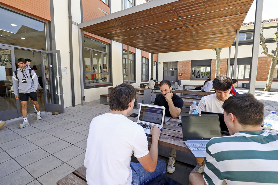 Estudiants treballant al campus de Miramarges de la UVic-UCC. El nou conveni permetrà becar més alumnes