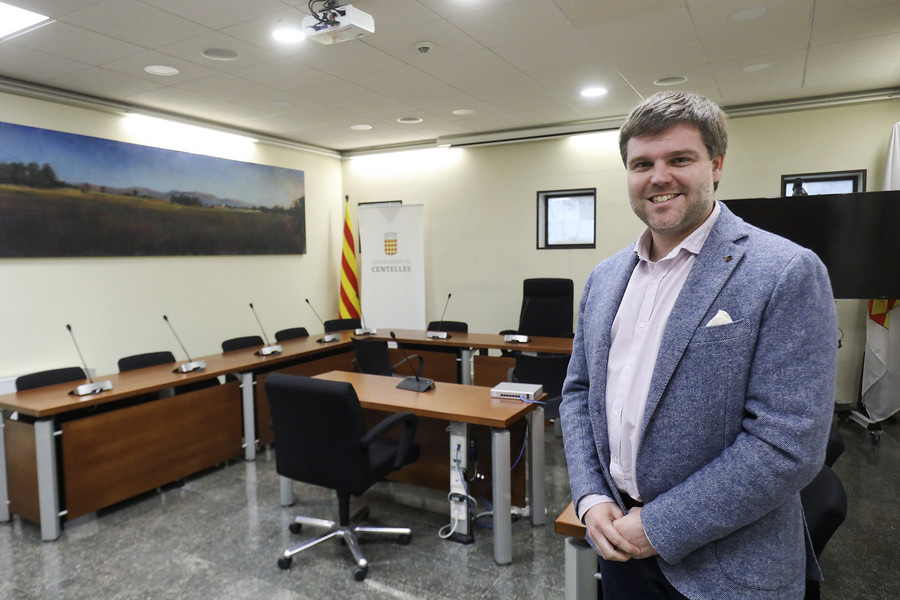 Josep Paré, a la sala de plens de l'Ajuntament de Centelles