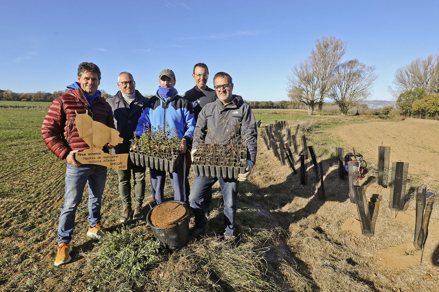 El propietari de la finca i representants d'Areté i el Grup de Naturalistes d'Osona, en un dels marges a restaurar