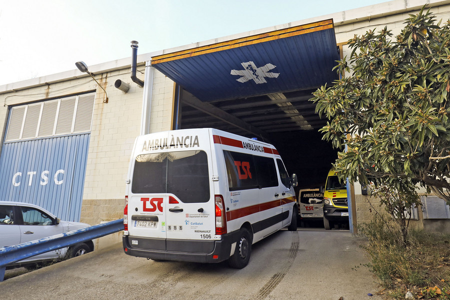 Una ambulància de transport sanitari no urgent (TSNU) del Ripollès entrant a la seu que el servei té a Campdevànol, a la carretera N-152
