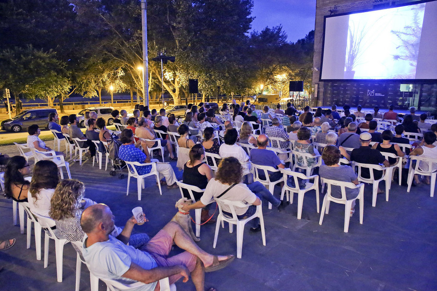 Una sessió del Manlleu Film Festival davant del Museu del Ter, una de les novetats introduïdes a les últimes edicions