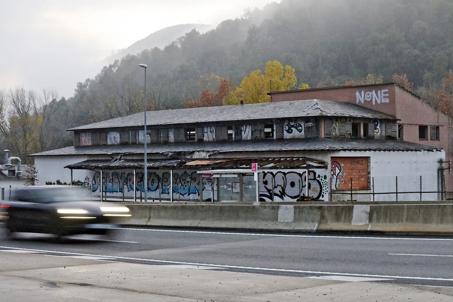 El restaurant abandonat on hi haurà la planta per tractar llana