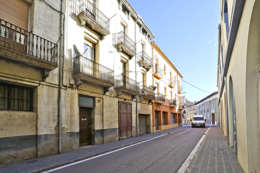 L’edifici municipal del carrer Berenguer el Vell on diumenge s’havien instal·lat una desena de persones