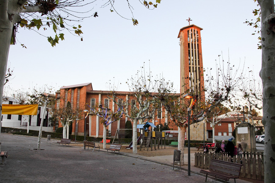 Vista general de l'església de l'Assumpció de Santa Maria d'Oló, construïda entre els anys cinquanta i seixanta