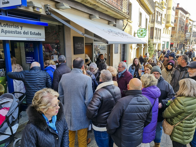 Cues i moltíssima gent a l’administració del Passeig de Vic durant els dies del Mercat Medieval, clau en l’èxit de vendes