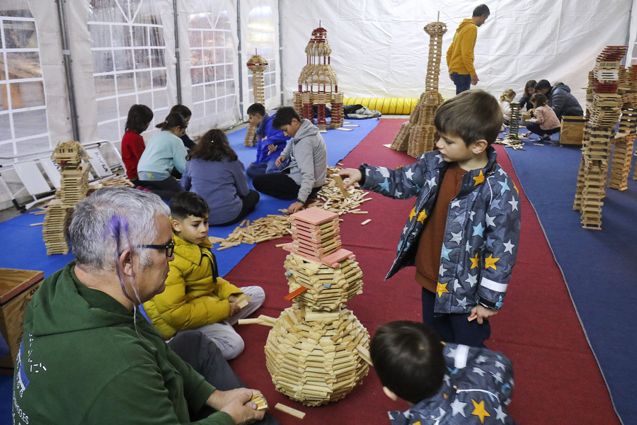 Les places del centre del pobles es van omplir tot el cap de setmana de tallers i demostracions d'activitats relacionades amb les joguines de fusta