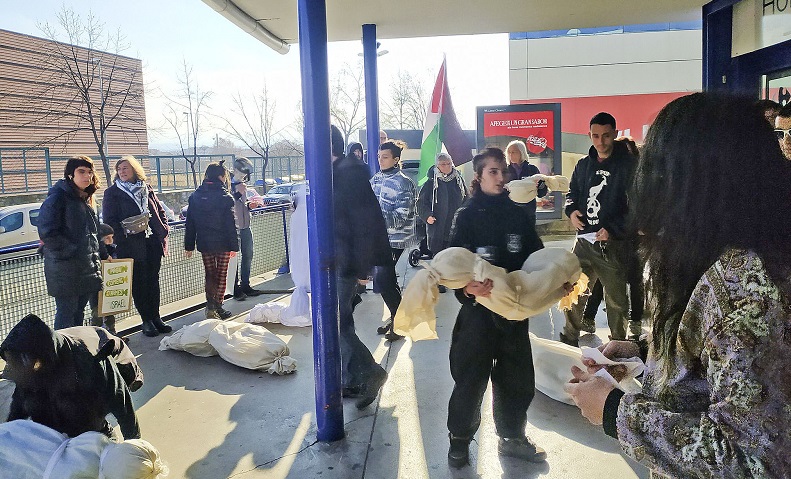 Acció al Carrefour de Vic, simulant víctimes palestines per la massacre de l'Estat d'Israel sobre població civil
