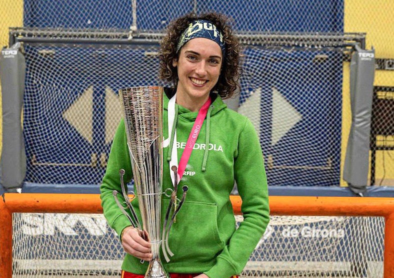 Anna Casarramona, autora del quart gol del combinat estatal, amb la copa de campiones