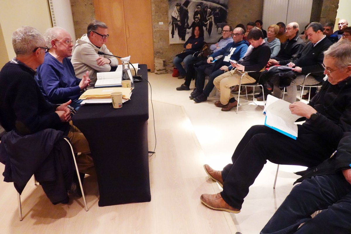 L’historiador Josep Clara, enmig del periodista Jaume Fabre i l’editor Àngel Madrià, en la presentació del llibre dissabte a Cal Marquès
