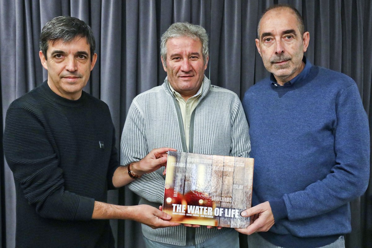 D’esquerra a dreta, Joan Mitjavila, Rafael Jiménez i Agustí Farrés amb el llibre ‘The Water of Life’