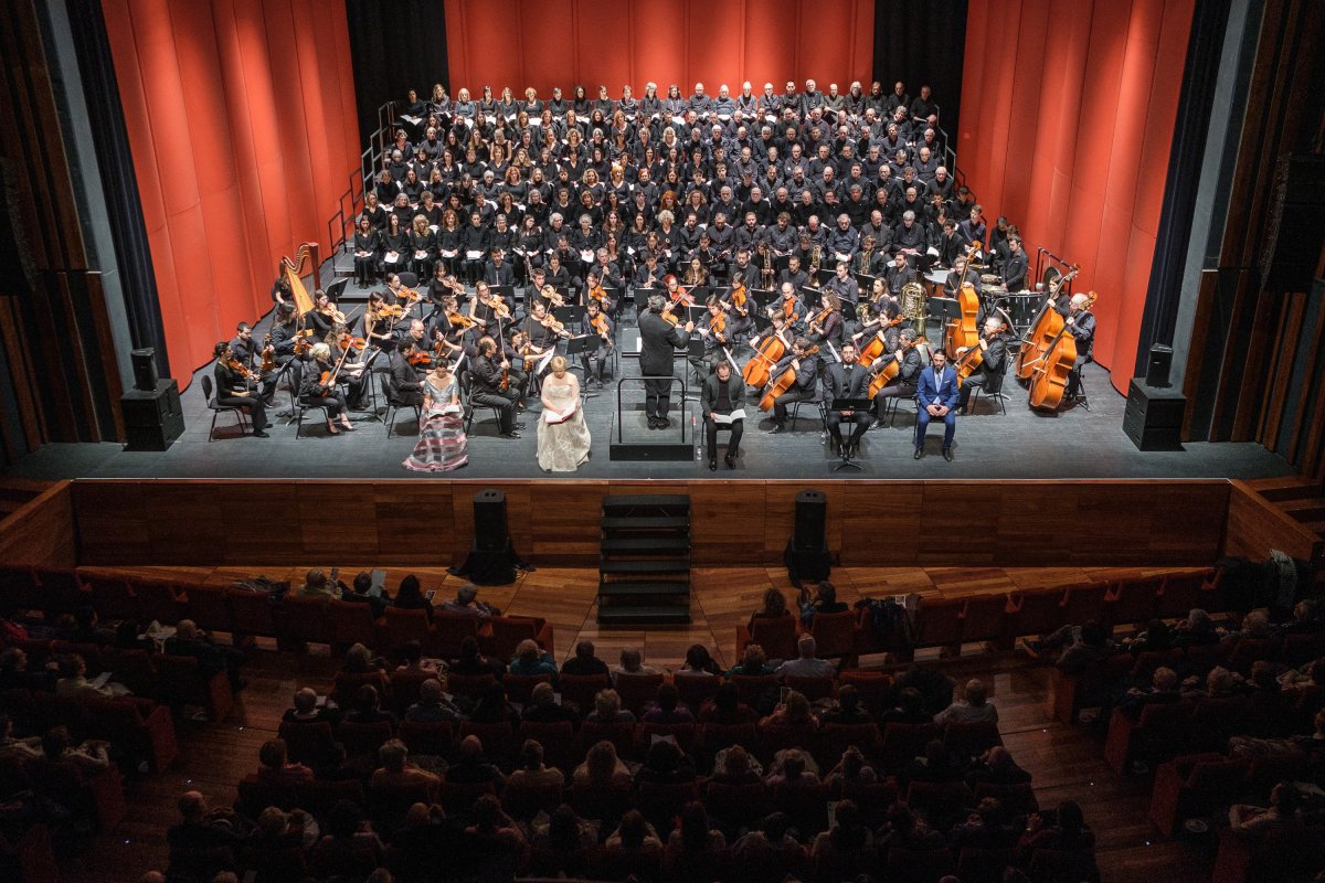 L'escenari de la sala Ramon Montanyà ple, amb prop de 150 veus de les corlas, l'Orquestra de Cambra de Vic i l'Orquestra Terres de Marca, solistes i director