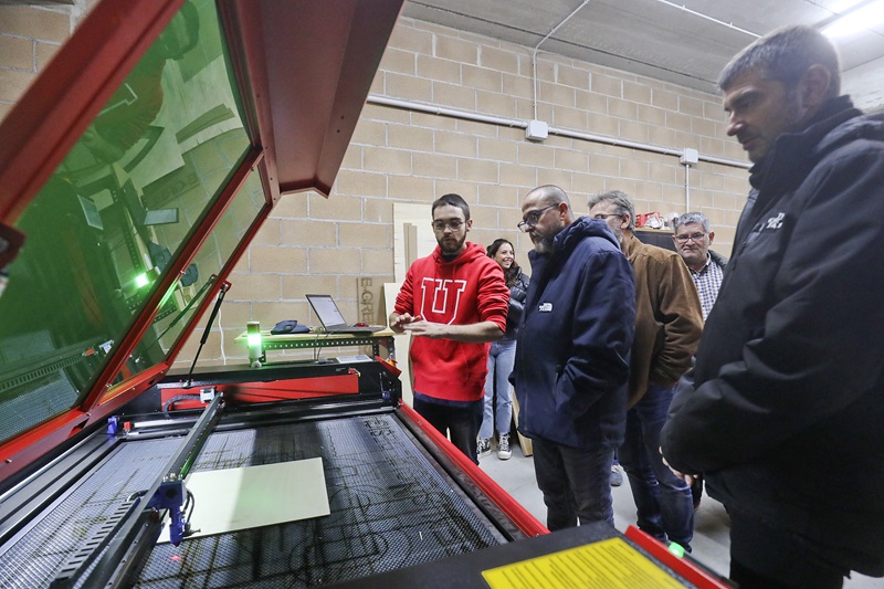 Durant la inauguració de la nau a Calldetenes, els alumnes van mostrar el procés de producció