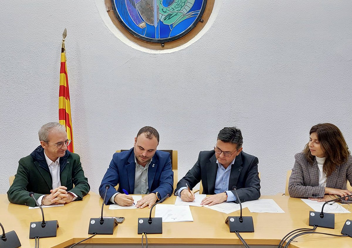 Josep Ginesta, Eduard Vallhonesta, Daniel Boil i Sanda Navarro durant la firma