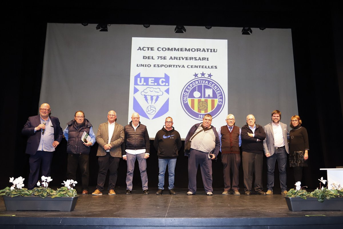 Joan Soteras, president de la FCF, amb l’alcalde de Centelles, expresidents del club i membres de la junta