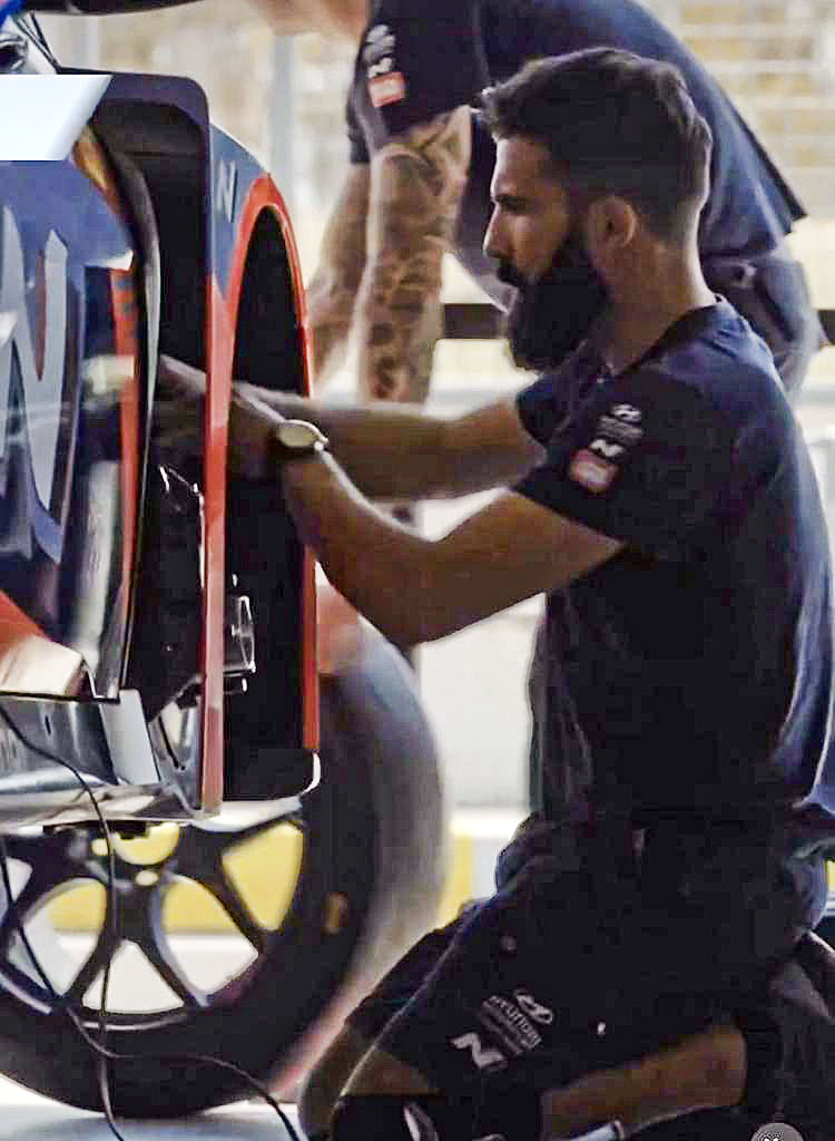 Carles Julià, en tasques de mecànic amb l'equip Hyundai