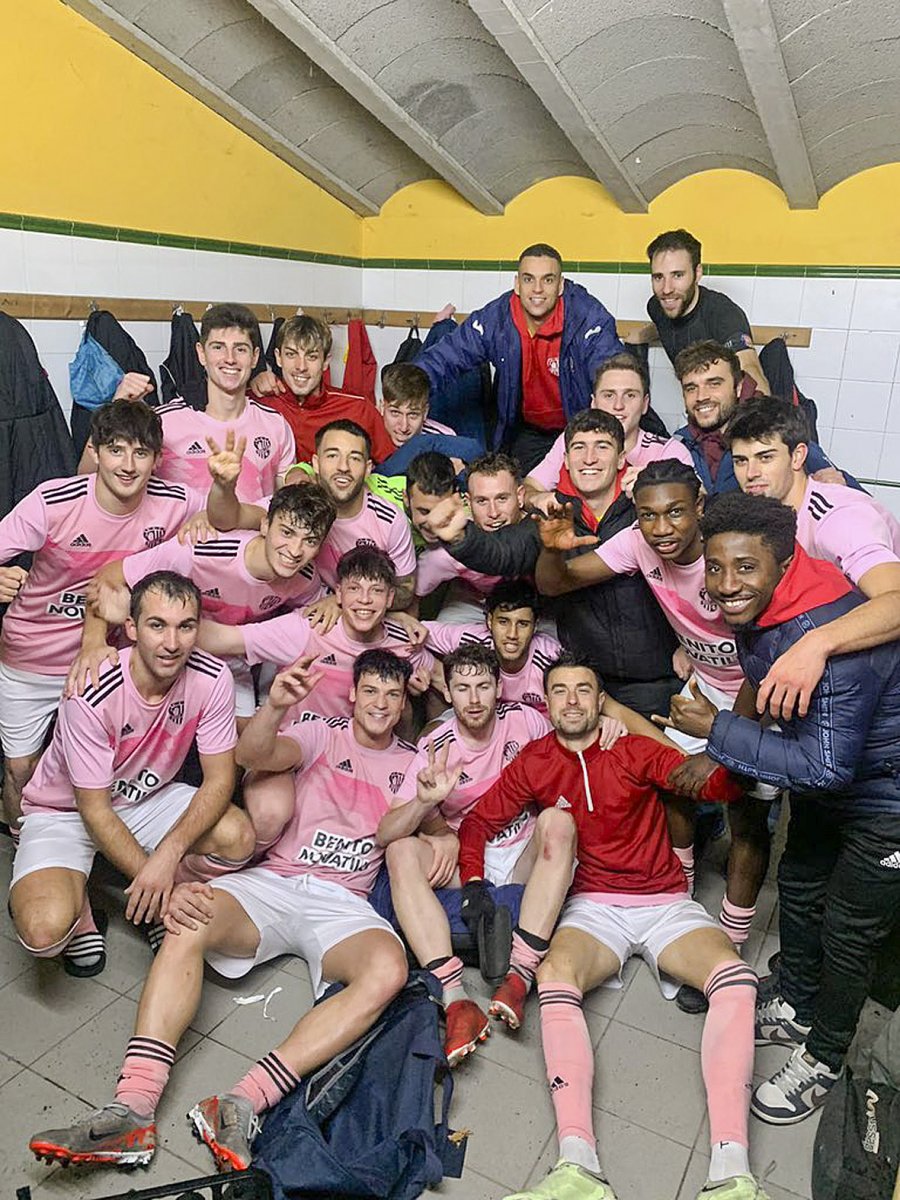 Els jugadors del Manlleu celebren la victòria al vestidor