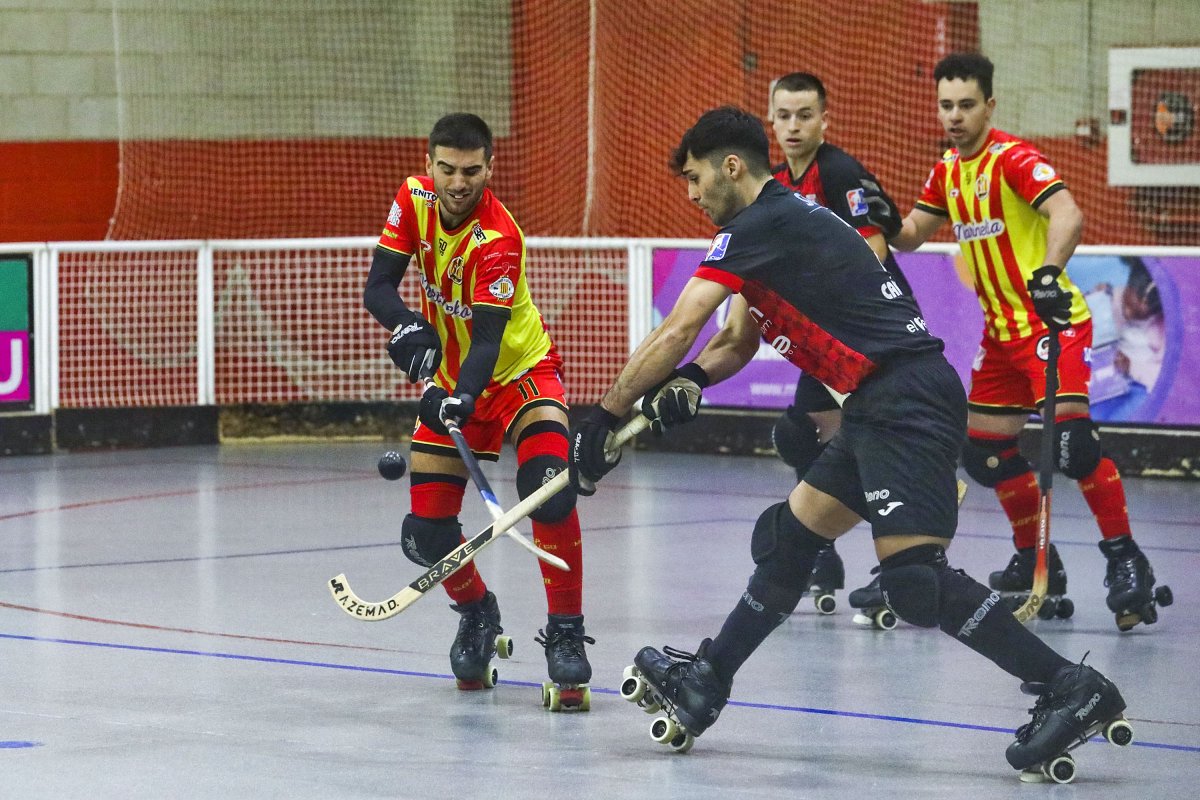 El jugador local Rubén lluita per la bola davant un jugador del Vendrell