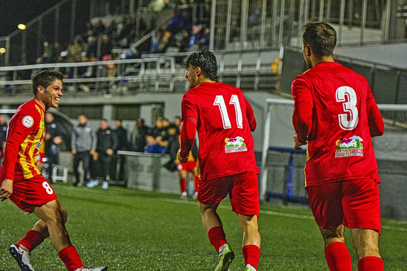 Pius Quer celebra el gol de l’empat amb Enric Casanovas i Toni Sureda
