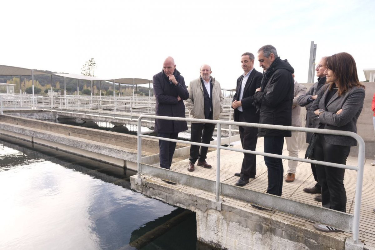 El conseller Mascort durant una visita a l’Estació de tractament d’aigües potables (ETAP) del Ter