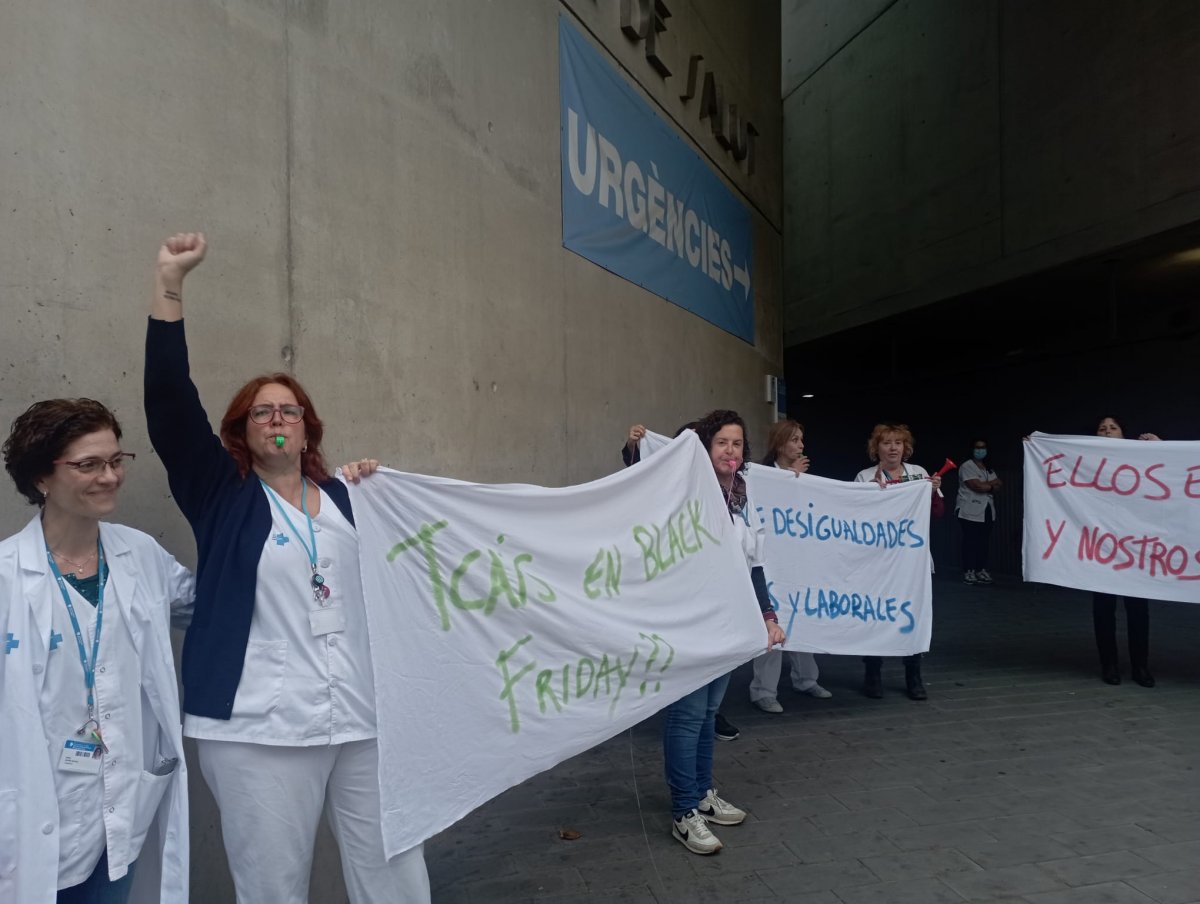Les manifestants a les portes del centre de salut del carrer Girona