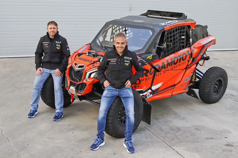 Els dos pilots, amb el cotxe amb que competiran al Dakar