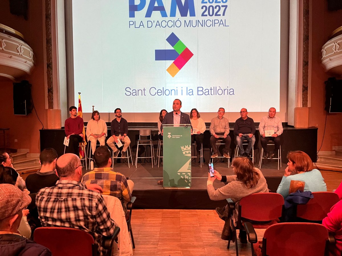 L’alcalde de Sant Celoni, Eduard Vallhonresta, va presentar el PAM en un acte amb l’equip de govern a l’Ateneu