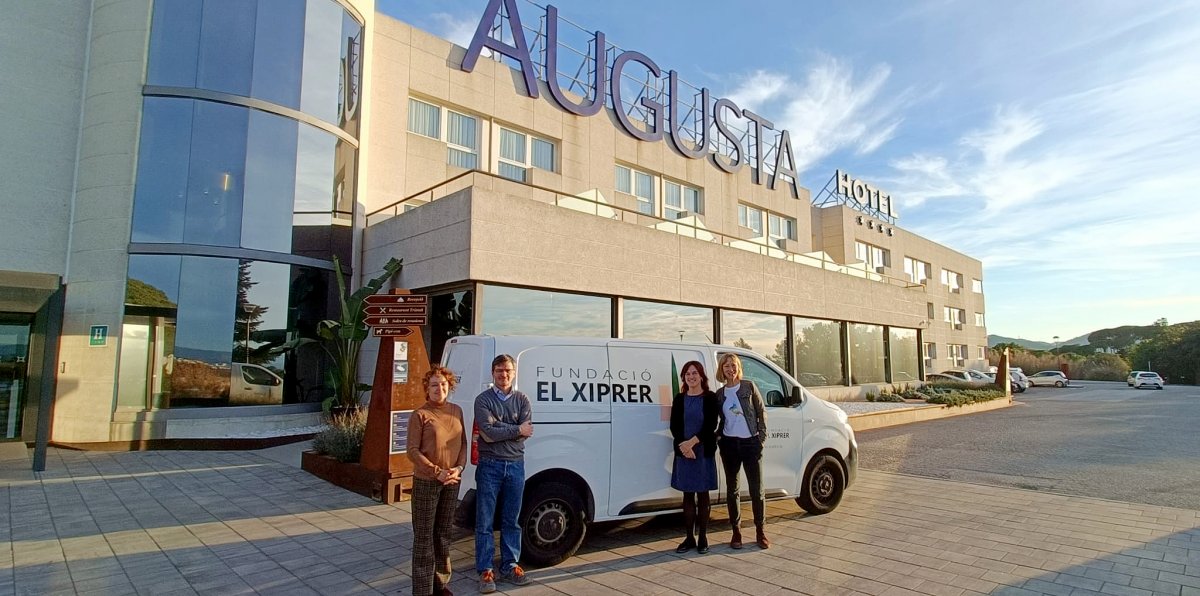 La furgoneta amb responsables d'El Xiprer i de l'Hotel Augusta