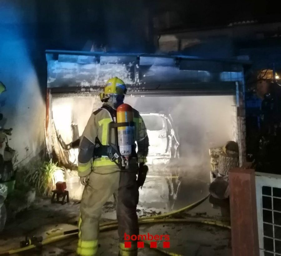 Els bombers treballant al foc a la casa de l'Estany