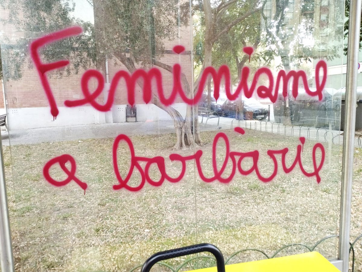Una de les pintades feministes a Can Gili